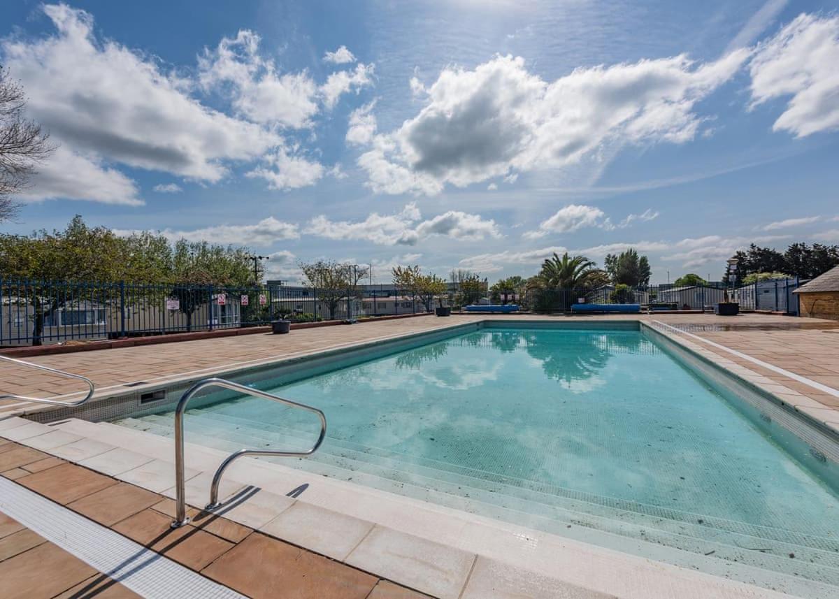 בוגנור רג'יס Riverside Caravan Holiday Park מראה חיצוני תמונה